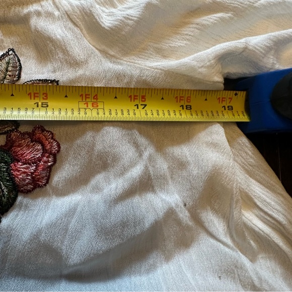 *NWT* White, flowy prairie top with red flowers - Forever 21 - Picture 6 of 6